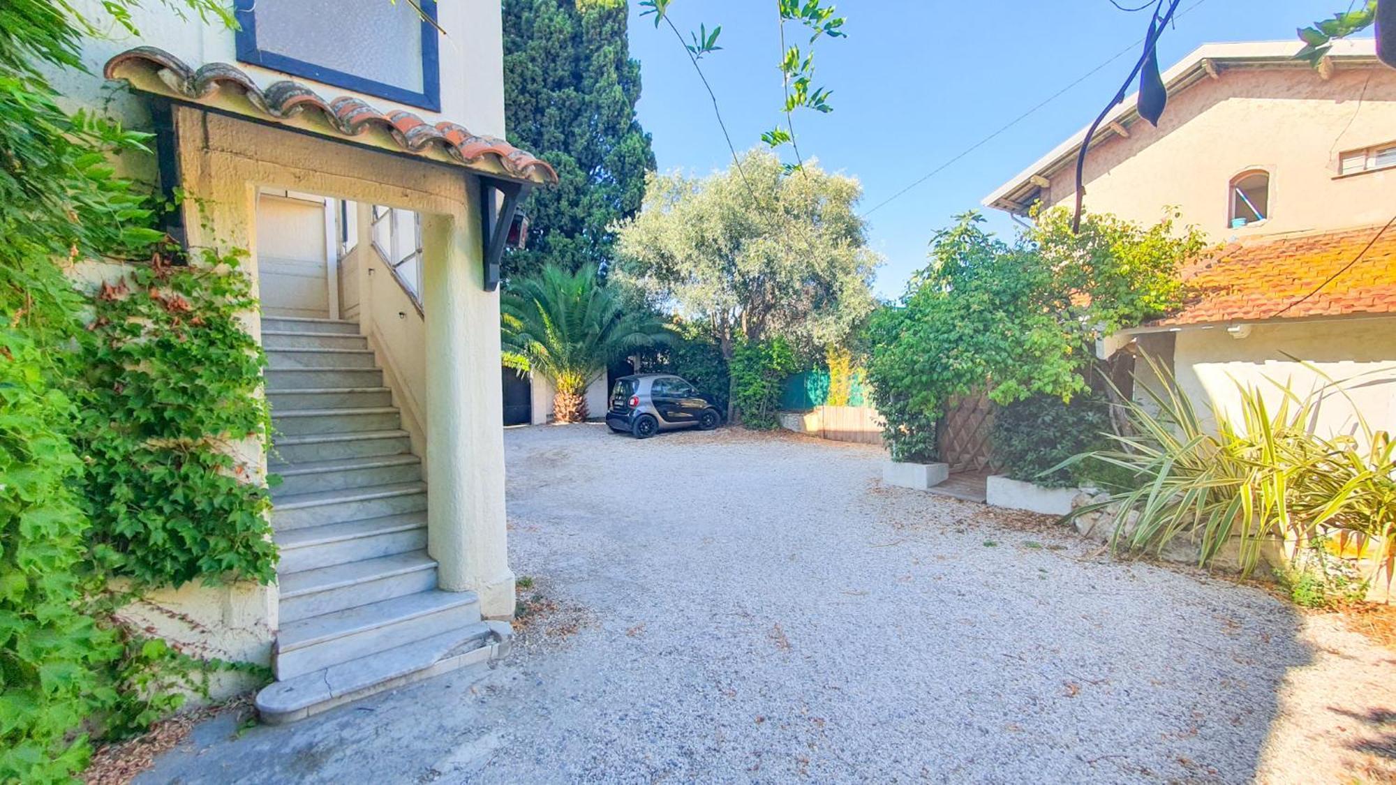 Appartement 28m2 Avec Balcon, Tres Proche De La