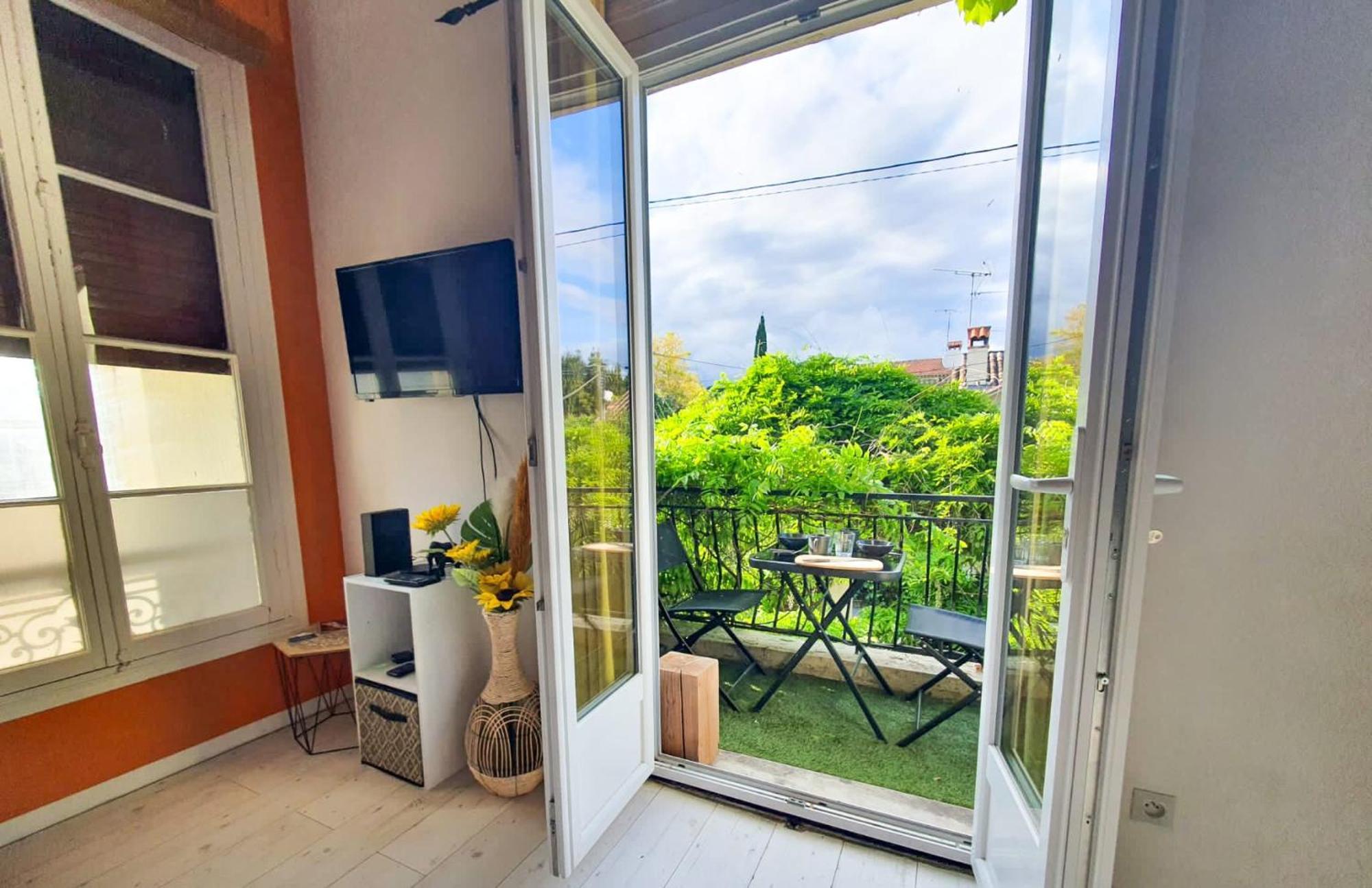 Appartement 28m2 Avec Balcon, Tres Proche De La